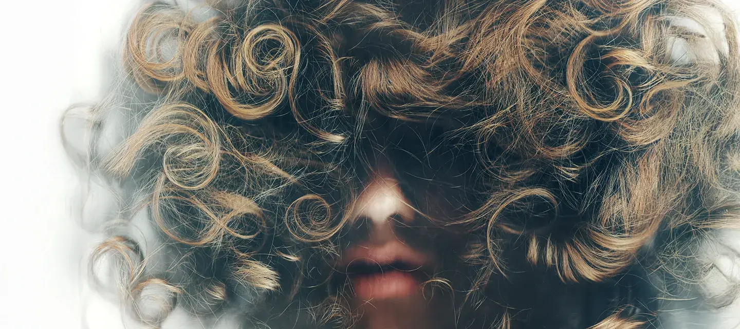 A woman with curly hair from frog perspective